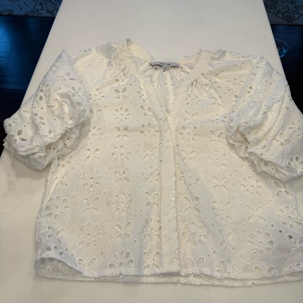 Joe’s Jeans Women’s “The Andie” White Eyelet Top Split V-neck Puff Sleeves Sz XS - Picture 9 of 13